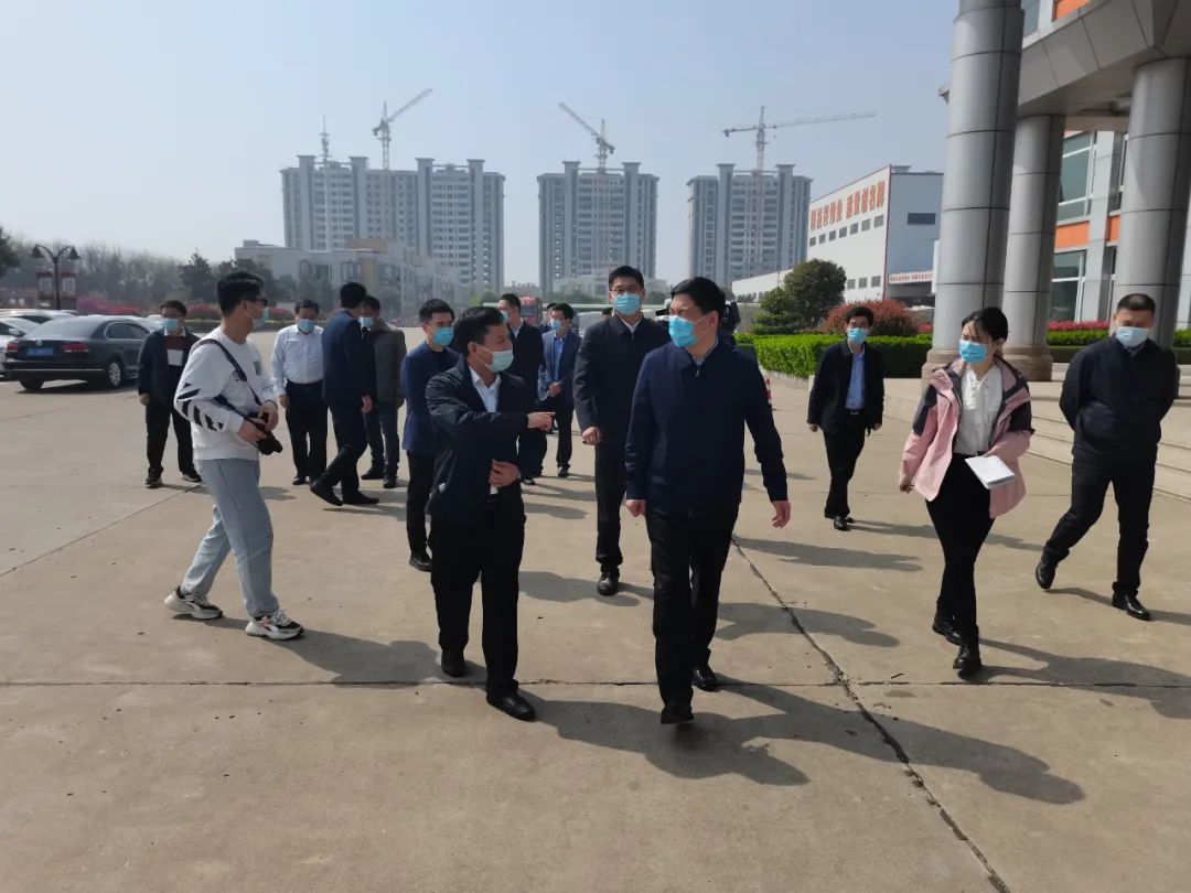 新沂市委书记陈堂清走访江苏尊龙人生就是博首页铝材，调研企业防疫稳生产事情